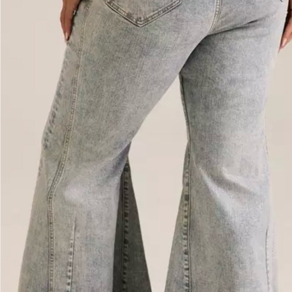 Women's  Super Flared Jeans with Glitter
Size 10 - Short Inseam 27 inches - Picture 4 of 16